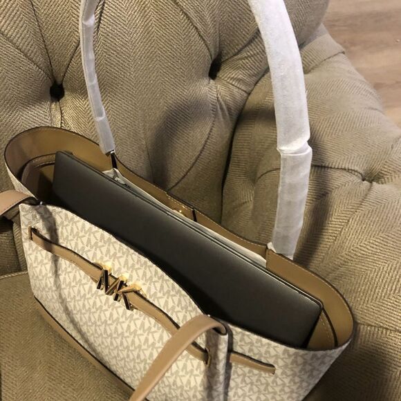 MICHAEL KORS SIGNATURE LAPTOP TOTE COLOR BLOCK AND WALLET SET - Picture 9 of 11